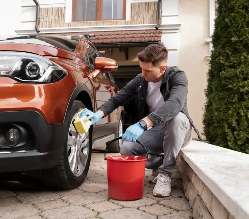 Lavage auto à domicile Nouzerolles : professionnel intervenant sur un véhicule